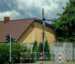 Krzyż przydrożny u zbiegu ulic Tuliszkowskiej i Parkowej. Żychlin, gmina Stare Miasto, powiat koniński.