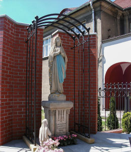 Kapliczka z figurami Matki Boskiej z Lourdes i św. Bernadetty. Kościan, powiat kościański.