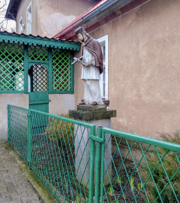 Przydrożna kapliczka św. Jana Nepomucena przed plebanią. Bonikowo, gmina Kościan, powiat kościański.