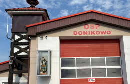 Święty Florian na budynku remizy strażackiej. Bonikowo, gmina Kościan, powiat kościański, woj. wielkopolskie.