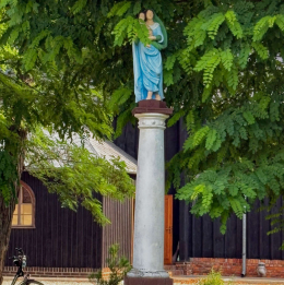 Kolumna z figurą Matki Boskiej obok kościoła św. Mikołaja. Bonikowo, gmina Kościan, powiat kościański, woj. wielkopolskie.