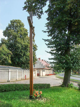 Przydrożny krzyż na placu przykościelnym. Czacz, gmina Śmigiel, powiat kościański.