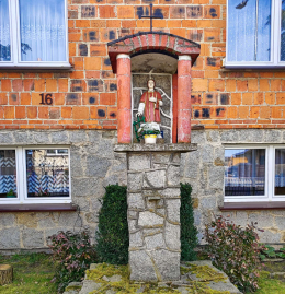 Kapliczka murowana z figurą Św. Wawrzyńca. Darnowo, gmina Kościan. Powiat kościański, woj. wielkopolskie.