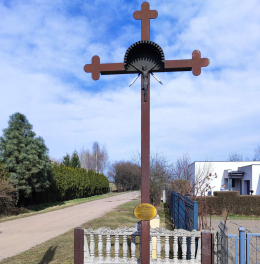 Krzyż drewniany, 2000 r. Odbudowany w miejsce zniszczonego podczas okupacji niemieckiej. Darnowo, gmina Kościan. Powiat kościański, woj. wielkopolskie.