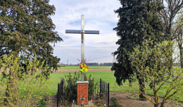 Przydrożny krzyż metalowy. Gryżyna, gmina Kościan, powiat kościański, woj. wielkopolskie.
