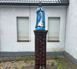 Figura Matki Bożej na cokole. Gryżyna, gmina Kościan, powiat kościański, woj. wielkopolskie.