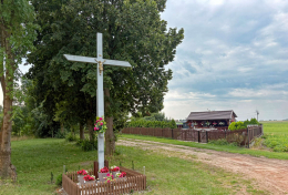 Krzyż metalowy stojący na skraju wsi. Gryżyna, gmina Kościan, powiat kościański, woj. wielkopolskie.