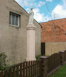Przydrożna kapliczka słupowa z figurą Chrystusa. Jarogniewice, gmina Czempiń, powiat kościański.