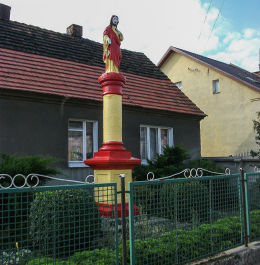 Przydrożna kapliczka kolumnowa z Figurą Chrystusa przy ulicy 3 Maja. Jerka, gmina Krzywiń, powiat kościański.