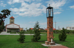 Przydrożna kapliczka św. Floriana przed remizą OSP. Jerka, gmina Krzywiń, powiat kościański.