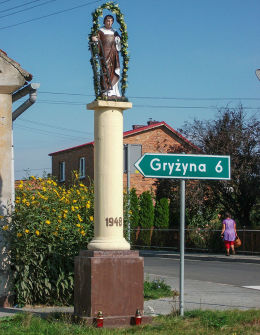 Przydrożna kapliczka kolumnowa z figurą św. Wawrzyńca z 1948 r. Jurkowo, gmina Krzywiń, powiat kościański.