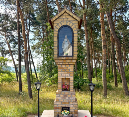 Kapliczka murowana z figurą Matki Bożej, 1990 r. Łagiewniki, gmna Kościan, powiat kościański, woj. wielkopolskie.