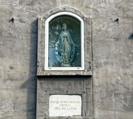 Kapliczka wnękowa z figurą Matki Bożej. Mikoszki, gmina Kościan, powiat kościański, woj. wielkopolskie.