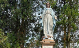 Figura Matki Bożej na szczycie kapliczki kolumnowej. Stara Przysieka Druga, gmina Kościan, powiat kościański, woj. wielkopolskie.