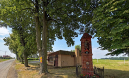 Kapliczka przydrożna z figurą św. Wawrzyńca. Stara Przysieka Druga, gmina Kościan, powiat kościański, woj. wielkopolskie.