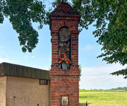 Kapliczka przydrożna z figurą św. Wawrzyńca. Stara Przysieka Druga, gmina Kościan, powiat kościański, woj. wielkopolskie.