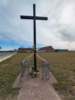Przydrożny krzyż drewniany. Stare Oborzyska, gmina Kościan. Powiat kościański, woj. wielkopolskie.