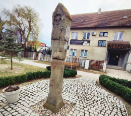 Obelisk pokutny z płaskorzeźbą Jezusa. Stare Oborzyska, gmina Kościan. Powiat kościański, woj. wielkopolskie.