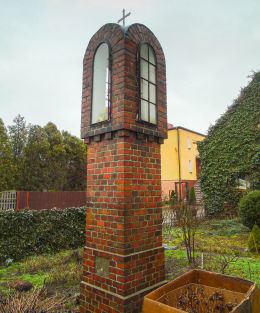 Przydrożna kapliczka z figurą Chrystusa przy domu nr 7. Szczodrowo, gmina Kościan, powiat kościański.