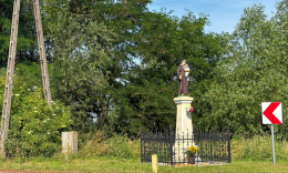 Kapliczka przydrożna z figurą Św. Antoniego z dzieciątkiem. Szczodrowo, gmina Kościan, powiat kościański, woj. wielkopolskie.