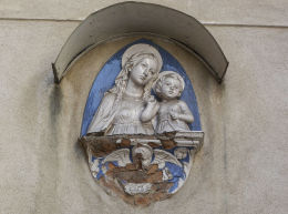 Kapliczka Matki Boskiej z Dzieciątkiem na ścianie łącznika pałacu i kaplicy Chłapowskich. Turew, gmina Kościan, powiat kościański.