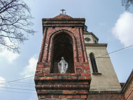 Kapliczka wieńcząca słup bramy kościoła św. Andrzeja Apostoła. Wyskoć, gmina Kościan, powiat kościański.