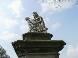 Pieta na dawnym cmentarzu przy kościele św. Andrzeja Apostoła. Wyskoć, gmina Kościan, powiat kościański.