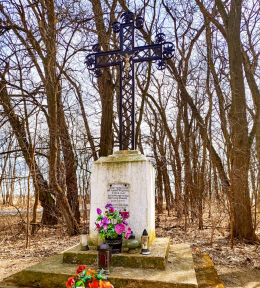 Krzyż metalowy, 1945 r. odbudowany po zniszczeniu w 1942 r. Wyskoć, gmina Kościan. Powiat kościański, woj. wielkopolskie.