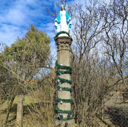 Kapliczka słupowa z figurą Matki Bożej. Wyskoć Mała, gmina Kościan. Powiat kościański, woj. wielkopolskie.