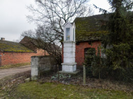 Przydrożna kapliczka kolumnowa Matki Boskiej przed domem nr 19. Zadory, gmina Czempiń, powiat kościański.
