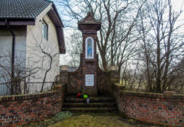 Przydrożna kapliczka Kapliczka Matki Boskiej obok domu nr 21. Zadory, gmina Czempiń, powiat kościański.