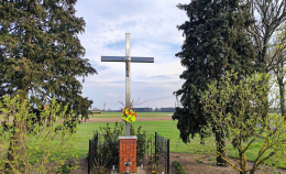 Krzyż metalowy stojący na rozstaju dróg. Gryżyna, gmina Kościan, powiat Śremski, woj. wielkopolskie.