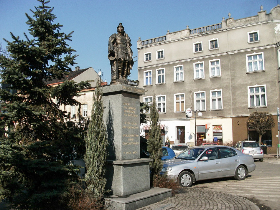 Przydrożna figura św. Floriana ufundowana w 2007 r. w 135 rocznicę OSP Krotoszyn. Krotoszyn, powiat krotoszyński.