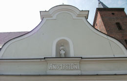 Kapliczka wnękowa z figurą Matki Boskiej nad wejściem do kruchty. Krotoszyn, powiat krotoszyński.