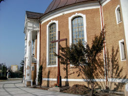 Krzyż przy kościele św. Andrzeja Boboli. Krotoszyn, powiat krotoszyński.
