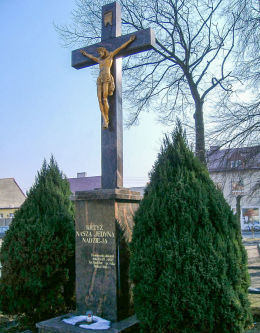 Krzyż milenijny przy kościele Wniebowzięcia NMP. Sulmierzyce, powiat krotoszyński.