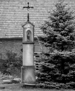 Kapliczka na podwórzu plebanii kościoła św. Jadwigi Śląskiej. Brenno, gmina Wijewo, powiat leszczyński.