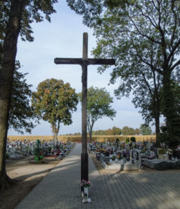 Krzyż wotywny na cmentarzu parafialnym. Długie Stare, gmina Święciechowa, powiat leszczyński.