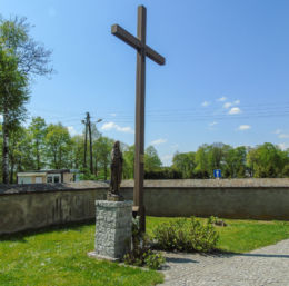 Figura Matki Boskiej i krzyż przy kościele Wszystkich Świętych. Kąkolewo, gmina Osieczna, powiat leszczyński.