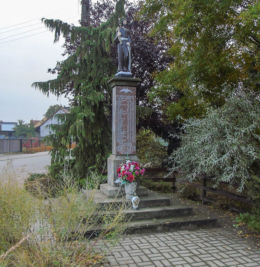 Przydrożna kapliczka słupowa św. Józefa, pomnik ofiar wojny. Wijewo, powiat leszczyński.