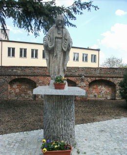 Kapliczka z figurą Chrystusa na dawnym cmentarzu przy kościele Świętej Trójcy. Włoszakowice, powiat leszczyński.