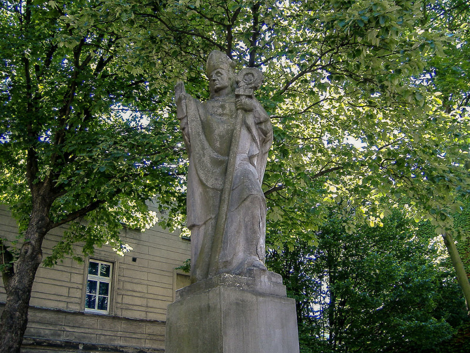 Figura św. Stanisława Biskupa przy bazylice mniejszej pw. św. Mikołaja. Leszno, Leszno.
