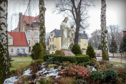 Figura Matki Boskiej przy kościele św. Jana Chrzciciela. Leszno, Leszno.