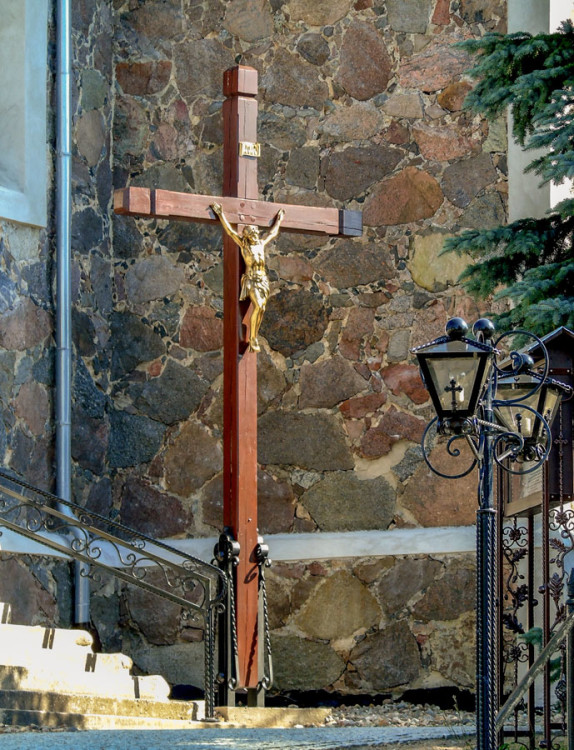 Krzyż misyjny przy kościele św. Mikołaja. Lewice, gmina Międzychód, powiat międzychodzki.