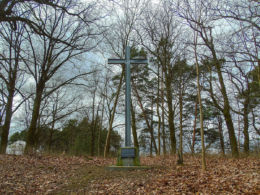 Krzyż na dawnym cmentarzu ewangelickim. Cicha Góra, gmina Nowy Tomyśl, powiat nowotomyski.