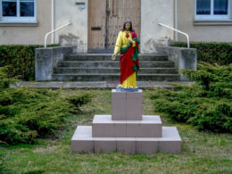Figura Chrystusa w ogrodzie plebanii. Dakowy Mokre, gmina Opalenica, powiat nowotomyski.