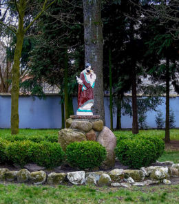 Figura św. Józefa z Dzieciątkiem w ogrodzie przed plebanią. Bolewice, gmina Miedzichowo, powiat nowotomyski.