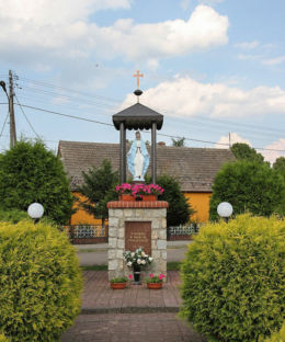 Kapliczka z figurą Matki Boskiej. Chrośnica, gmina Zbąszyń, powiat nowotomyski.