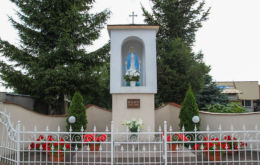 Kapliczka Matki Boskiej z 1945 r., odnowiona w 2000 r. Chrośnica, gmina Zbąszyń, powiat nowotomyski.