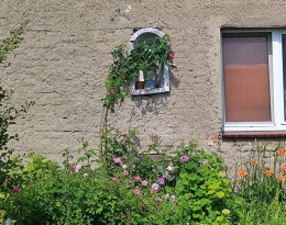 Kapliczka wnękowa z figurą Matki Bożej, ul. Kościelna 18. Dakowy Mokre, gmina Opalenica, powiat nowotymski, woj. wielkopolskie.